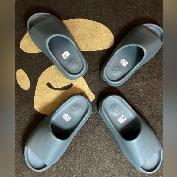 Yeezy Slides - Picture 1 of 1